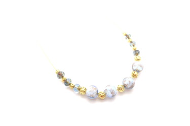 Collier de perles bleues et de perles dorées Design intitulée "Collier de perles b…" par Manuèle Derreumaux, Œuvre d'art originale, Bijoux