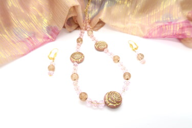 Collier de perles de verre rose, beige, boucles d'oreilles Design intitulée "Collier de perles d…" par Manuèle Derreumaux, Œuvre d'art originale, Bijoux
