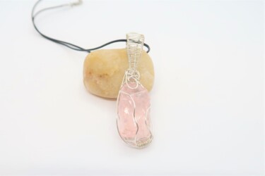 Collier, pendentif de quartz rose Design intitulée "Collier, pendentif…" par Manuèle Derreumaux, Œuvre d'art originale, Bijoux