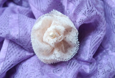 Broche fleur beige rosé en dentelle de Calais Design titled "Broche fleur beige…" by Manuèle Derreumaux, Original Artwork, Clothing