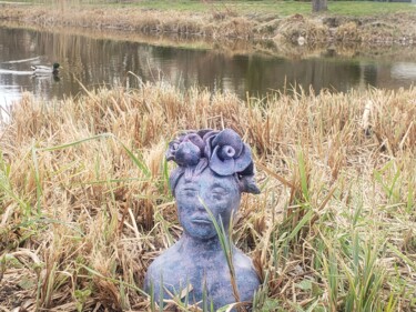 Sculpture intitulée "Chilling by the lake" par Manu L'Hostie, Œuvre d'art originale, Argile