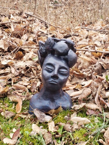 Sculpture intitulée "Chilling in the woo…" par Manu L'Hostie, Œuvre d'art originale, Argile
