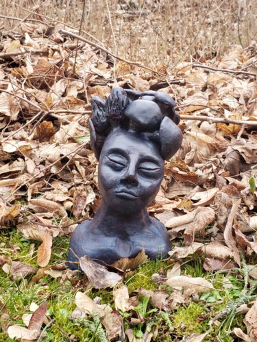 Scultura intitolato "Chilling in the woo…" da Manu L'Hostie, Opera d'arte originale, Argilla