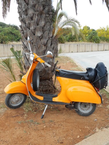 Photographie intitulée "le scooter jaune" par Manu Surreabulliste, Œuvre d'art originale