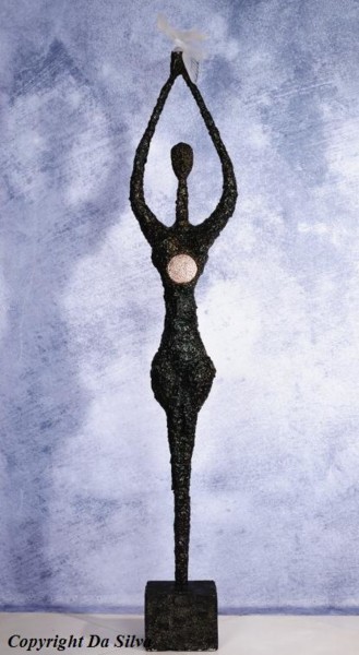 Scultura intitolato "La belle aux colomb…" da Manuel Dasilva, Opera d'arte originale, Bronzo