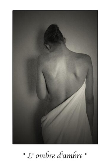Photographie intitulée "L'ombre d'ambre" par Marc Acquaviva, Œuvre d'art originale