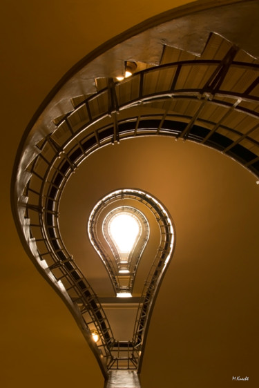 Fotografía titulada "escalier ampoule" por Marc Knecht Photographe, Obra de arte original, Fotografía no manipulada