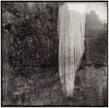 Fotografie mit dem Titel "Ghost drying - 1/9" von Marc Paraskeva, Original-Kunstwerk, Analog Fotografie