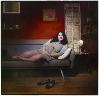 "Sophie on the sofa…" başlıklı Fotoğraf Marc Paraskeva tarafından, Orijinal sanat, Analog Fotoğrafçılık Karton üzerine monte…