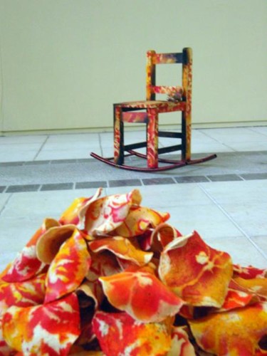 Instalación titulada "chaise_montagne1.jpg" por Marcela Reyes, Obra de arte original