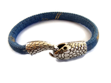 Bracelet mixte en Jean bleu fermoir tete serpent Artisanat intitulée "Bracelet mixte en J…" par Nathalie Marchal, Œuvre d'art originale, Bracelets