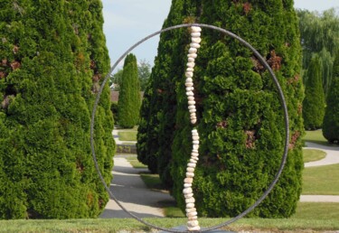 Скульптура под названием "CERCLE DE LÉGÈRETÉ" - Marc Mugnier, Подлинное произведение искусства, Камень