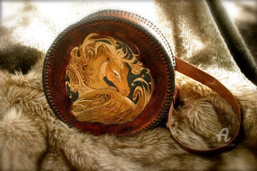 Artisanat intitulée "Sac en cuir rond mo…" par Margaery, Œuvre d'art originale