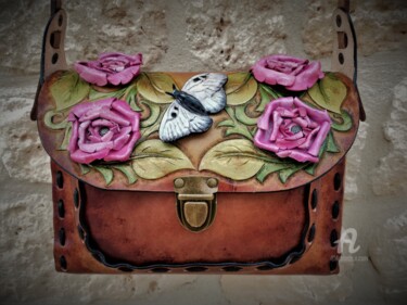 Artisanat intitulée "Sac en cuir repouss…" par Margaery, Œuvre d'art originale
