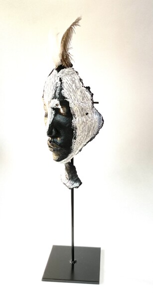 Escultura intitulada "Hombre tribu Karo" por Maria Larromana, Obras de arte originais, Papel machê
