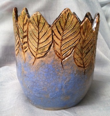 Sculpture titled "pot-bleu-avec-feuil…" by Marian Cobos, Original Artwork, Ceramics