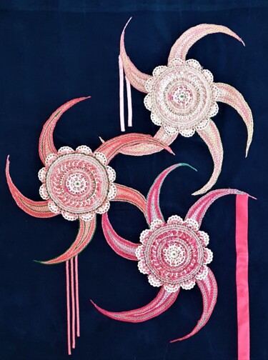 Textile Art με τίτλο "Trois étoiles qui d…" από Marianne Camus, Αυθεντικά έργα τέχνης, Κέντημα