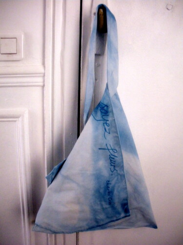 Arte tessile intitolato "Sac triangle peint" da Maribo, Opera d'arte originale, Fibra tessile