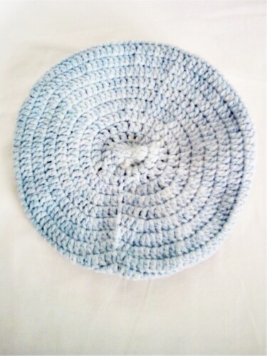 Textilkunst mit dem Titel "Béret au crochet" von Maribo, Original-Kunstwerk, Textilfaser