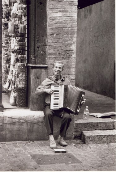 Photography titled "L'ACCORDEONISTE" by Marie Elisabeth Soler, Original Artwork, Non Manipulated Photography