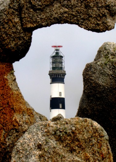 Photographie intitulée "Fenêtre sur le phare" par Marie-France Berthelé, Œuvre d'art originale, Photographie numérique