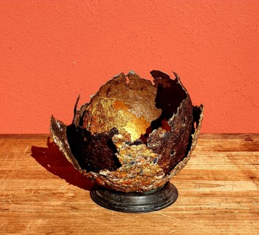 Escultura intitulada "Bouton d'or" por Marie France Vidal, Obras de arte originais, Papel machê