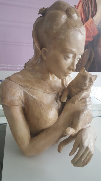 Sculptuur getiteld "FEMME AU CHAT" door Marie-Michèle Rouchon, Origineel Kunstwerk, Klei