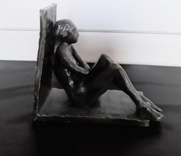 Sculpture titled "Lilly puce "la pens…" by Marie Pascale Martins, Original Artwork, Ceramics