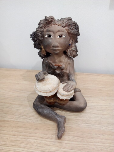 Sculpture titled "joueuse de tam-tam" by Marie Pendelio, Original Artwork, Ceramics