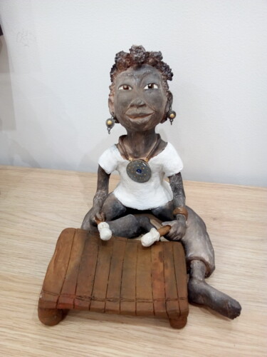 Sculptuur getiteld "joueur de balafon" door Marie Pendelio, Origineel Kunstwerk, Klei