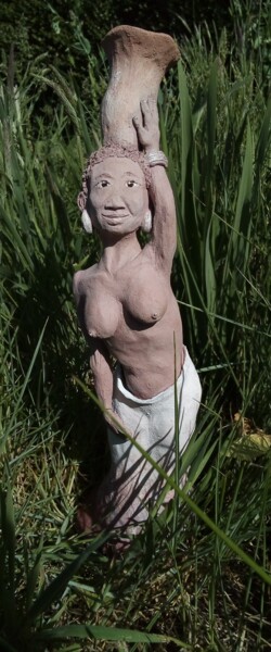 Скульптура под названием "porteuse d'eau" - Marie Pendelio, Подлинное произведение искусства, Керамика