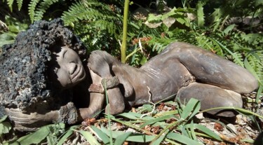 Skulptur mit dem Titel "belle assoupie" von Marie Pendelio, Original-Kunstwerk, Ton