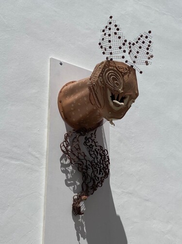 Sculptuur getiteld "Gargouille "Le géni…" door Marie-Pierre Montet, Origineel Kunstwerk, Keramiek Gemonteerd op Frame voor h…