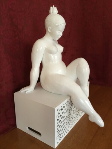 Sculptuur getiteld "Salomé la blanche" door Marie Saksik, Origineel Kunstwerk, Terra cotta