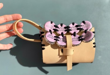 Le Wristlet bag : « Le passant » Sculpture intitulée "Le Wristlet bag : «…" par Marie-Camille Tassart, Œuvre d'art originale, Cuir