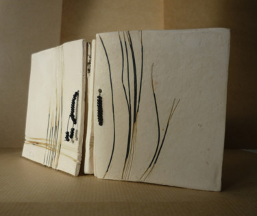 Scultura intitolato "minilivre-blanc-arg…" da Marie-Claire Touya, Opera d'arte originale, Ceramica