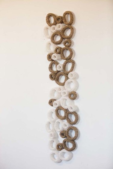 Sculpture intitulée "Knitted paper wall…" par Marie José Gustave, Œuvre d'art originale, Objets