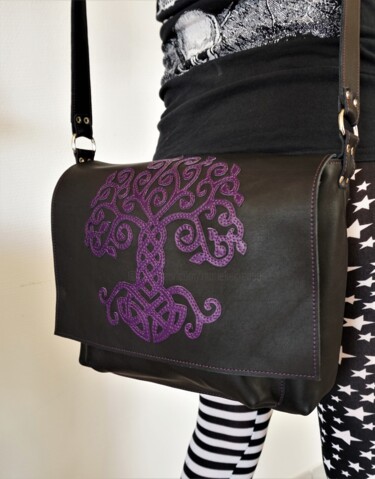 Artcraft titled "Sac besace noire ar…" by Marieke Creation, Original Artwork, Handbags