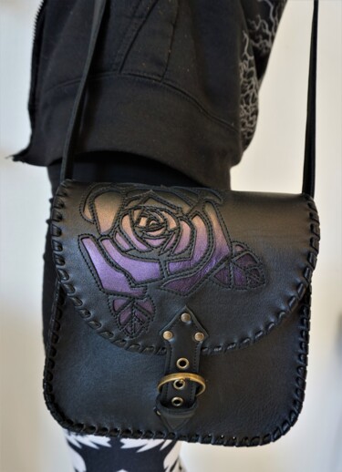 「Besace noire en cui…」というタイトルのアートクラフト Marieke Creationによって, オリジナルのアートワーク, ハンドバッグ