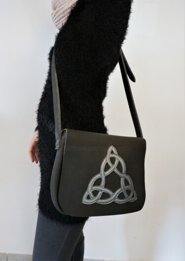 Artcraft titled "Besace noire en cuir" by Marieke Creation, Original Artwork, Handbags