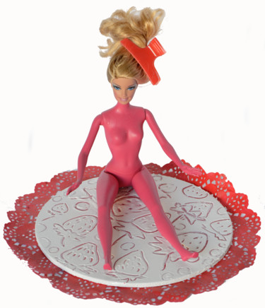 Sculpture titled "Barbie- fraise" by Mariem Zahra Chaouch, Original Artwork, Plastic