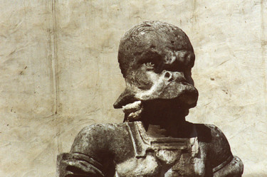 Regard de gargouille Photographie intitulée "Regard de gargouille" par Marie Sienne, Œuvre d'art originale, Photographie argentique
