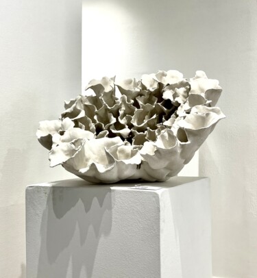 Скульптура под названием "Cluster" - Marina Nimmo, Подлинное произведение искусства, Керамика