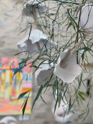 Rzeźba zatytułowany „Flower Chain” autorstwa Marina Nimmo, Oryginalna praca, Ceramika