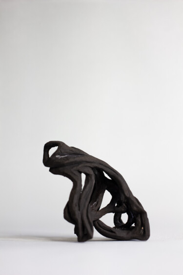 Escultura titulada "Le pèlerin" por Marine Boucher, Obra de arte original, Cerámica