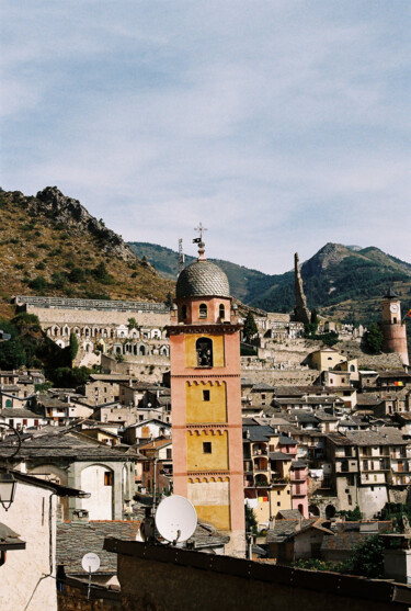 Photographie intitulée "Village de Tende" par Marine Colombier, Œuvre d'art originale, Photographie argentique