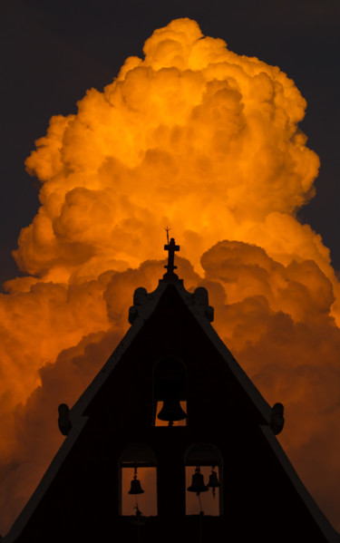Fotografie mit dem Titel "Itzimna on Fire Clo…" von Mario Morales Rubí, Original-Kunstwerk, Digitale Fotografie