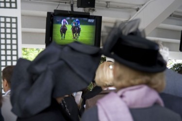 Photographie intitulée "Prix de l'Arc 1" par Marion Roux, Œuvre d'art originale