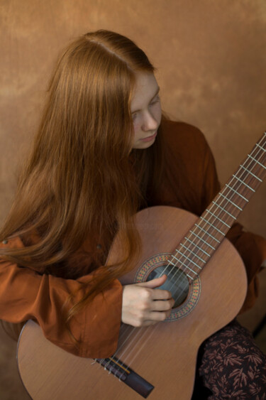 Photographie intitulée "Girl With Guitar" par Mariya Zheleznova, Œuvre d'art originale, Photographie numérique