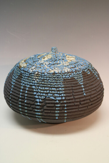 Skulptur mit dem Titel "White & Blue Capped…" von Martie Geiger-Ho, Original-Kunstwerk, Keramik